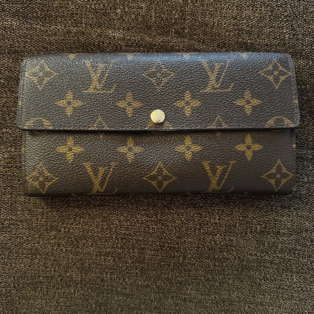 Like New Authentic LV Porte Tresor Intl Wallet